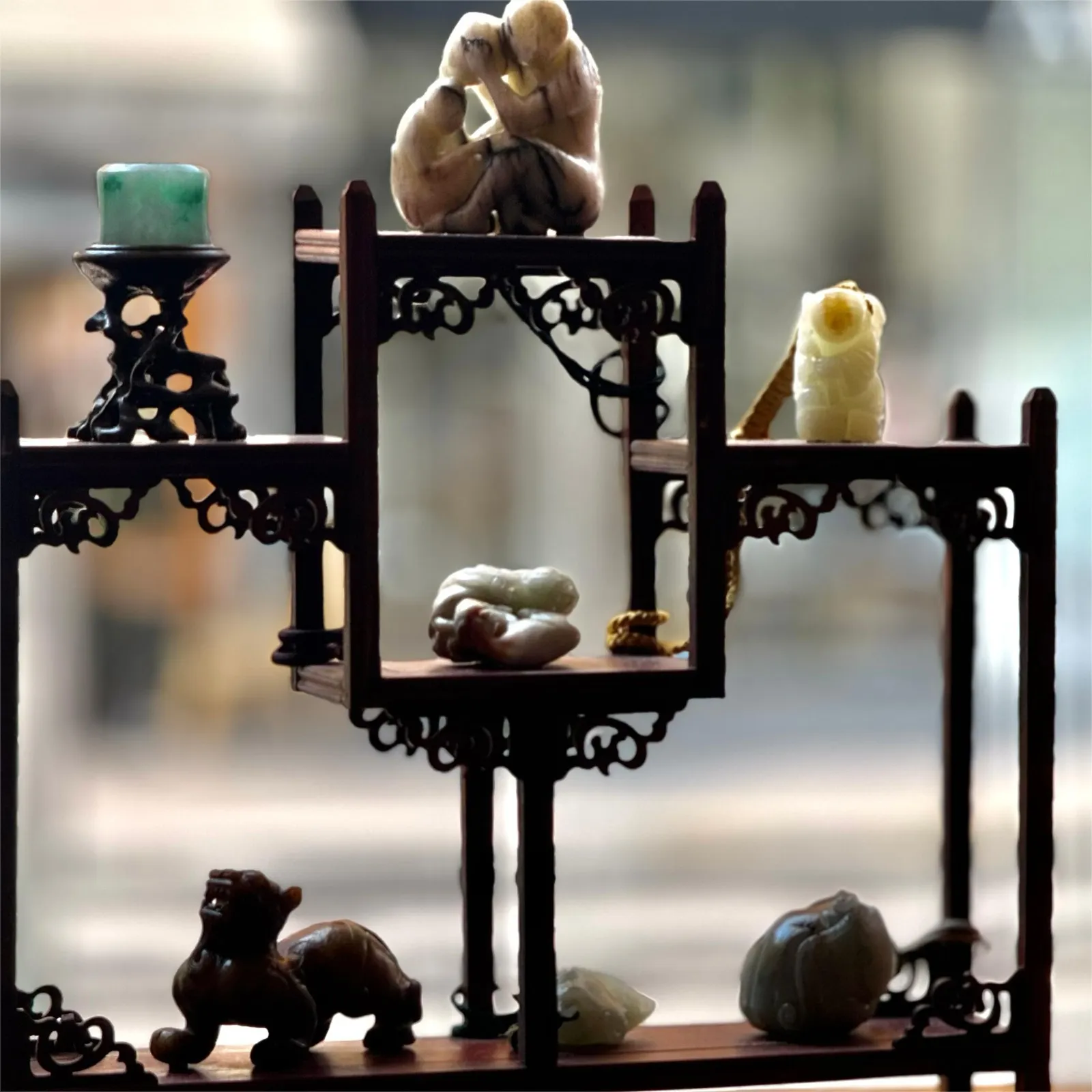 Le bois sombre et les jades de la maison